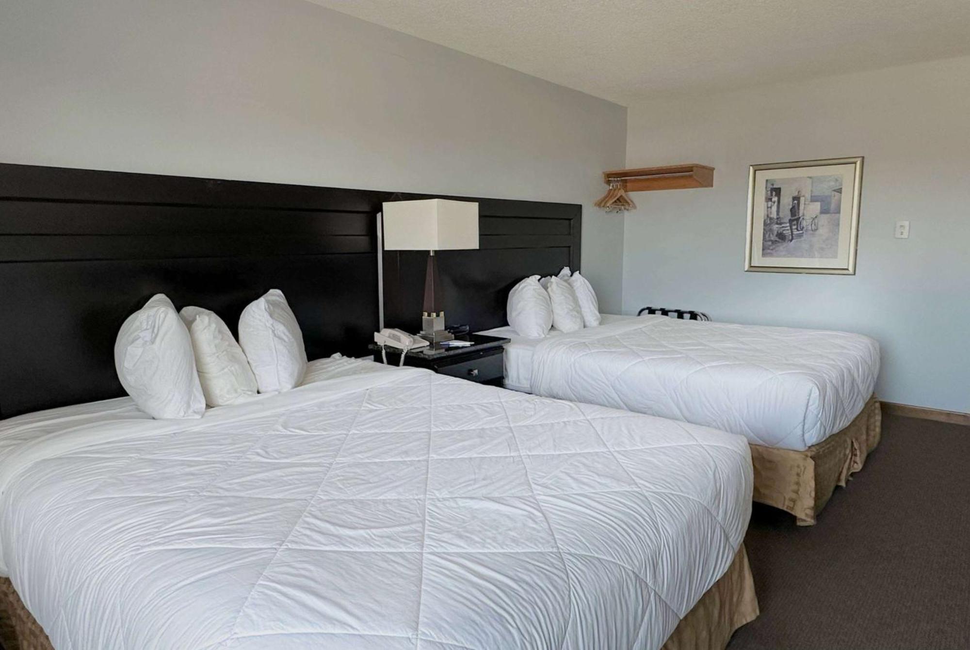 ทราเวลลอดจ์ เวลแลนด์ Hotel ภายนอก รูปภาพ