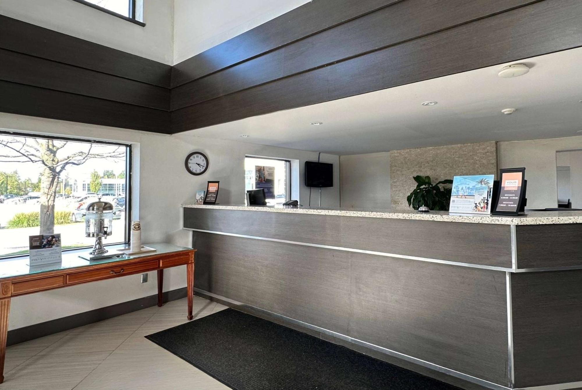 ทราเวลลอดจ์ เวลแลนด์ Hotel ภายนอก รูปภาพ