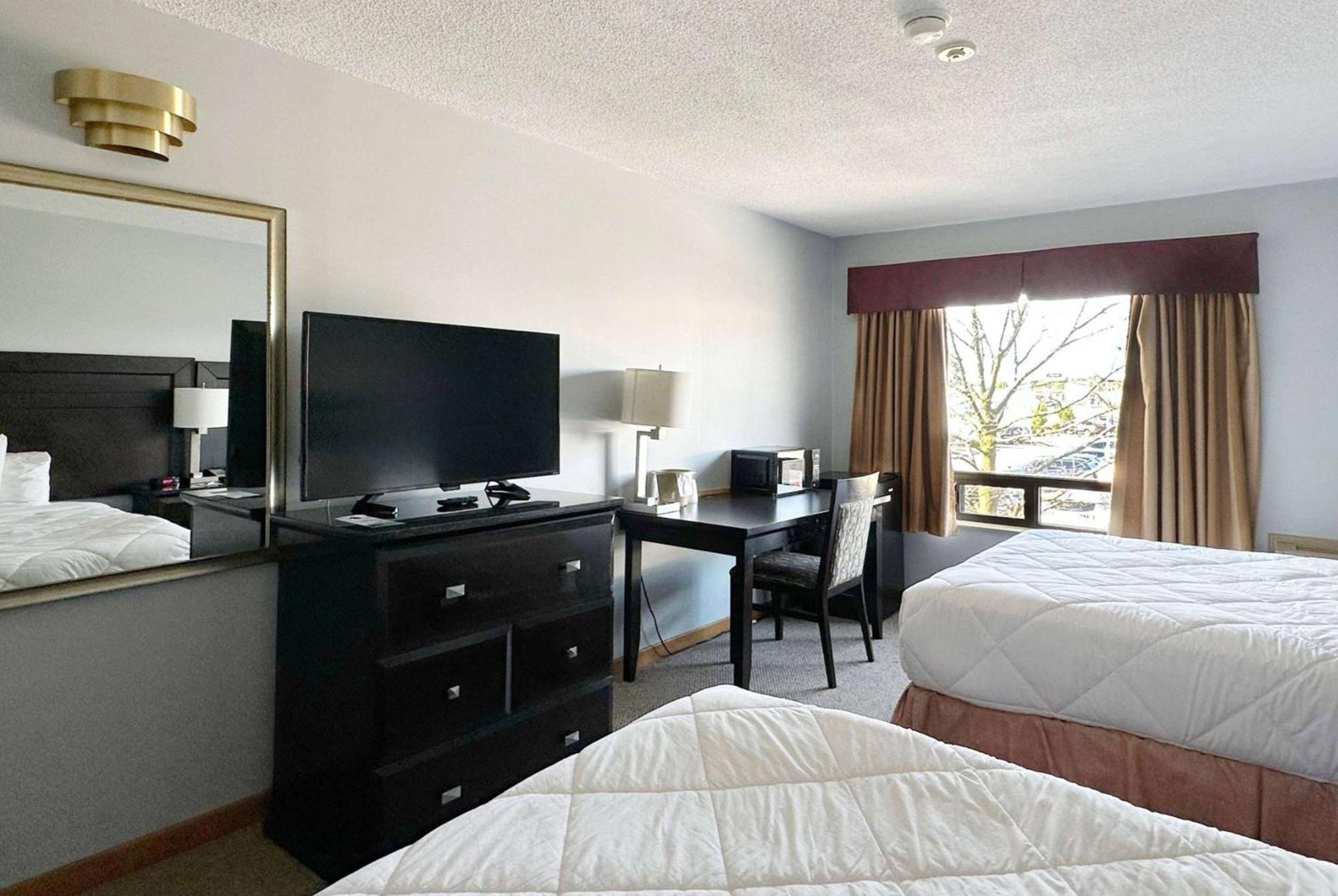 ทราเวลลอดจ์ เวลแลนด์ Hotel ภายนอก รูปภาพ