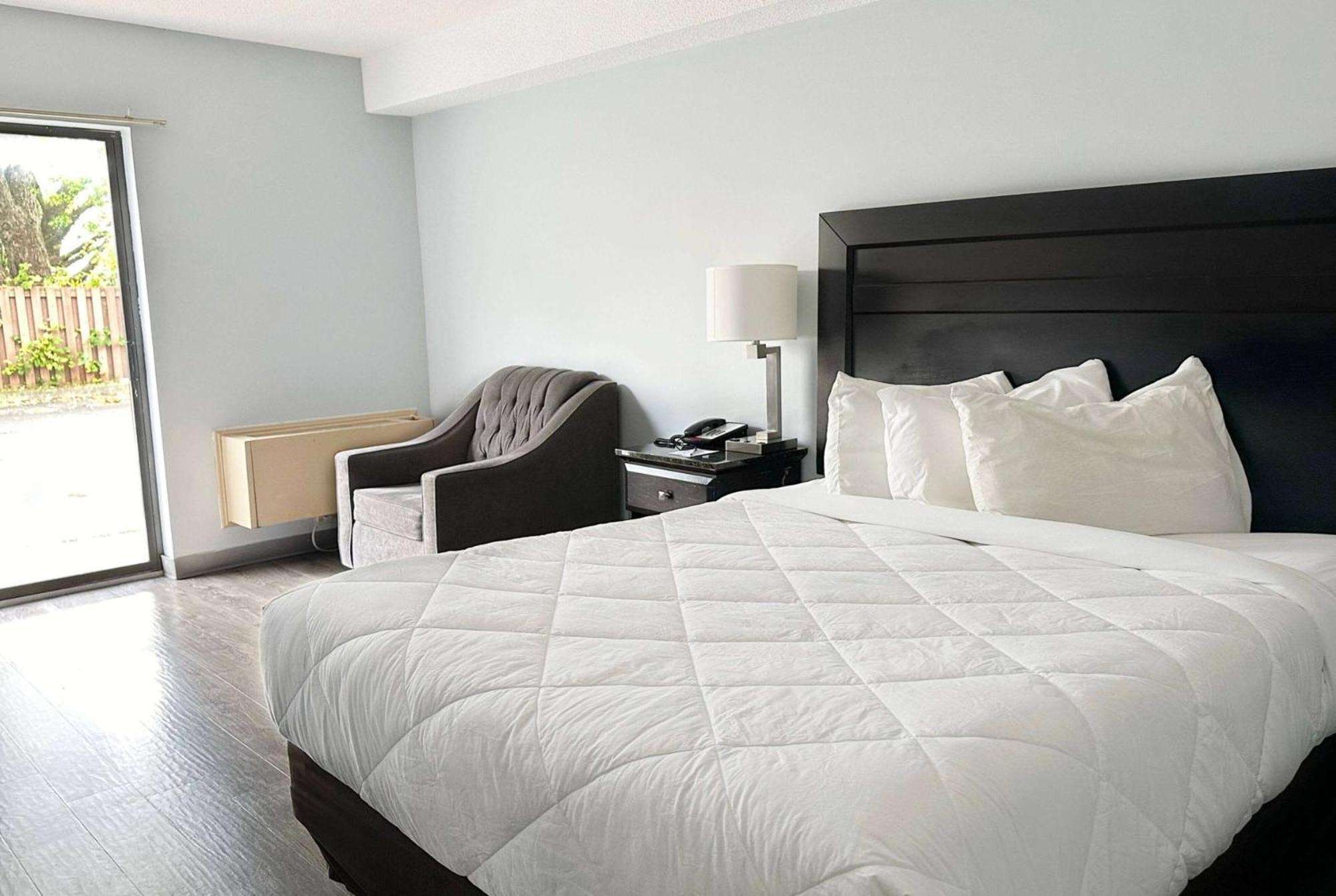 ทราเวลลอดจ์ เวลแลนด์ Hotel ภายนอก รูปภาพ