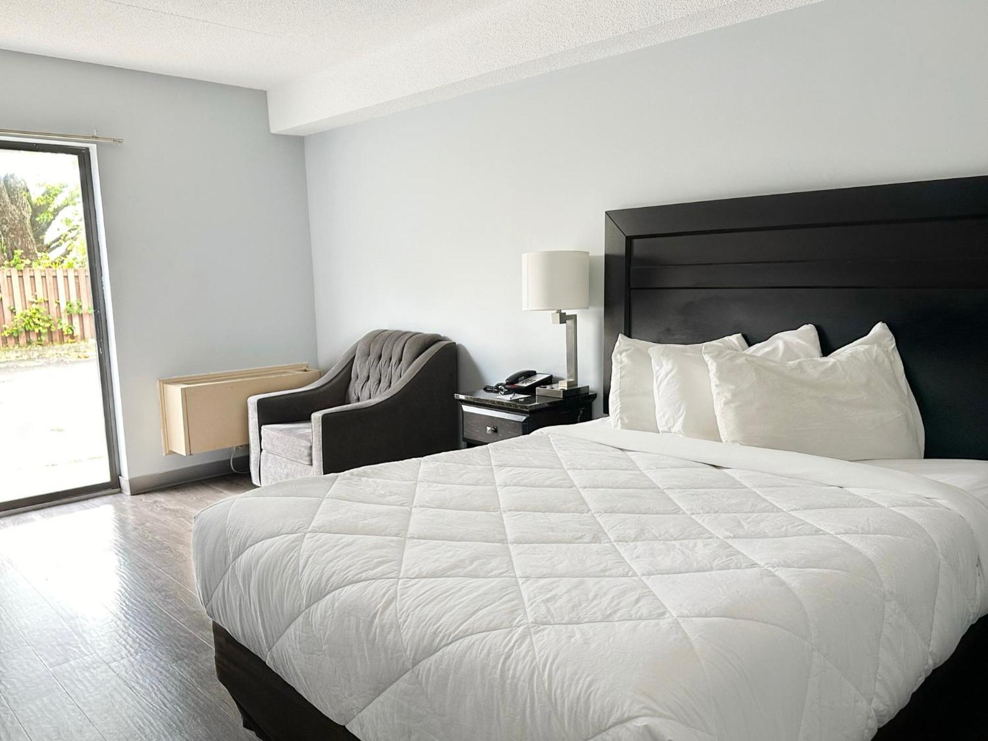 ทราเวลลอดจ์ เวลแลนด์ Hotel ภายนอก รูปภาพ