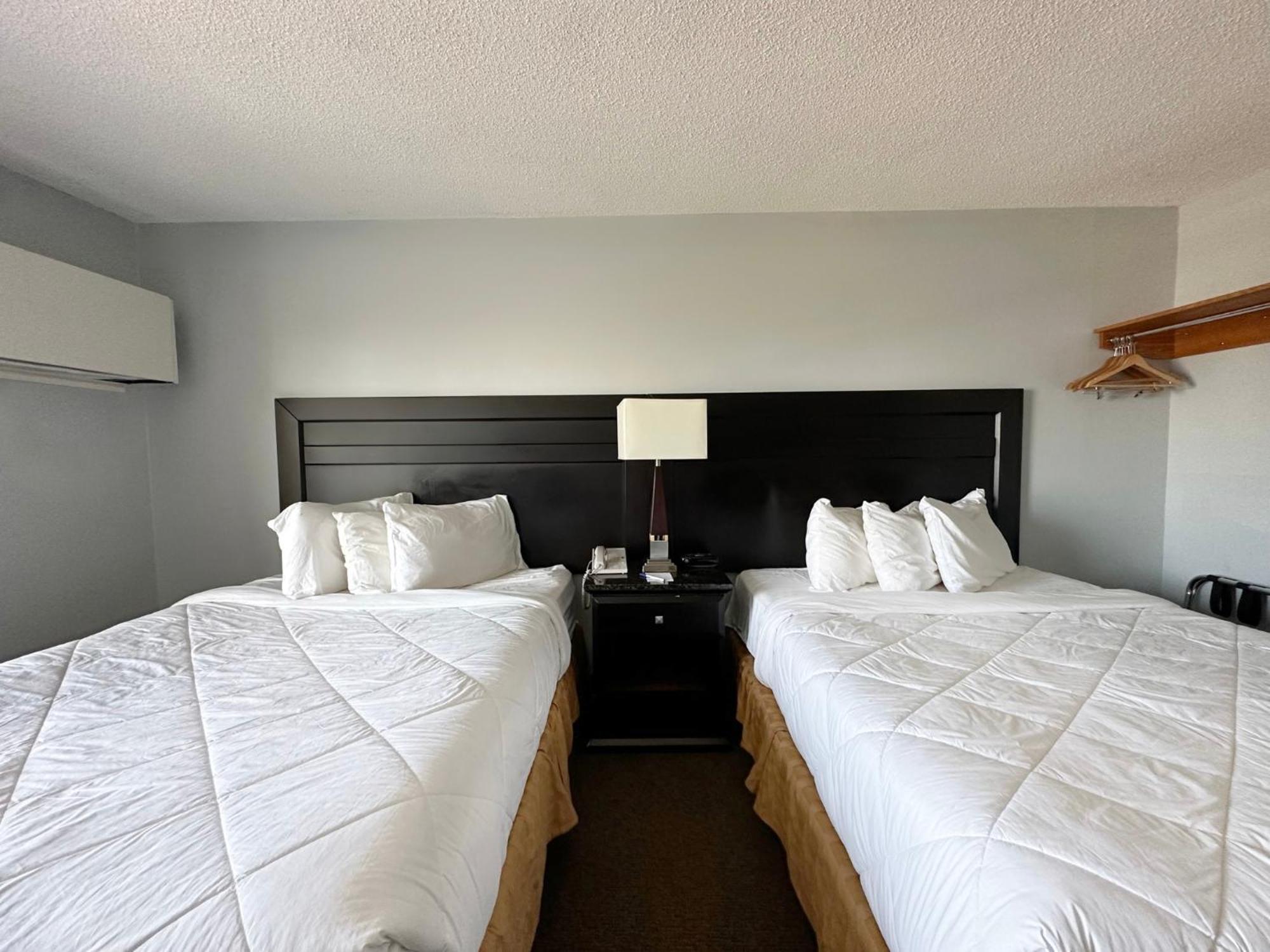 ทราเวลลอดจ์ เวลแลนด์ Hotel ภายนอก รูปภาพ