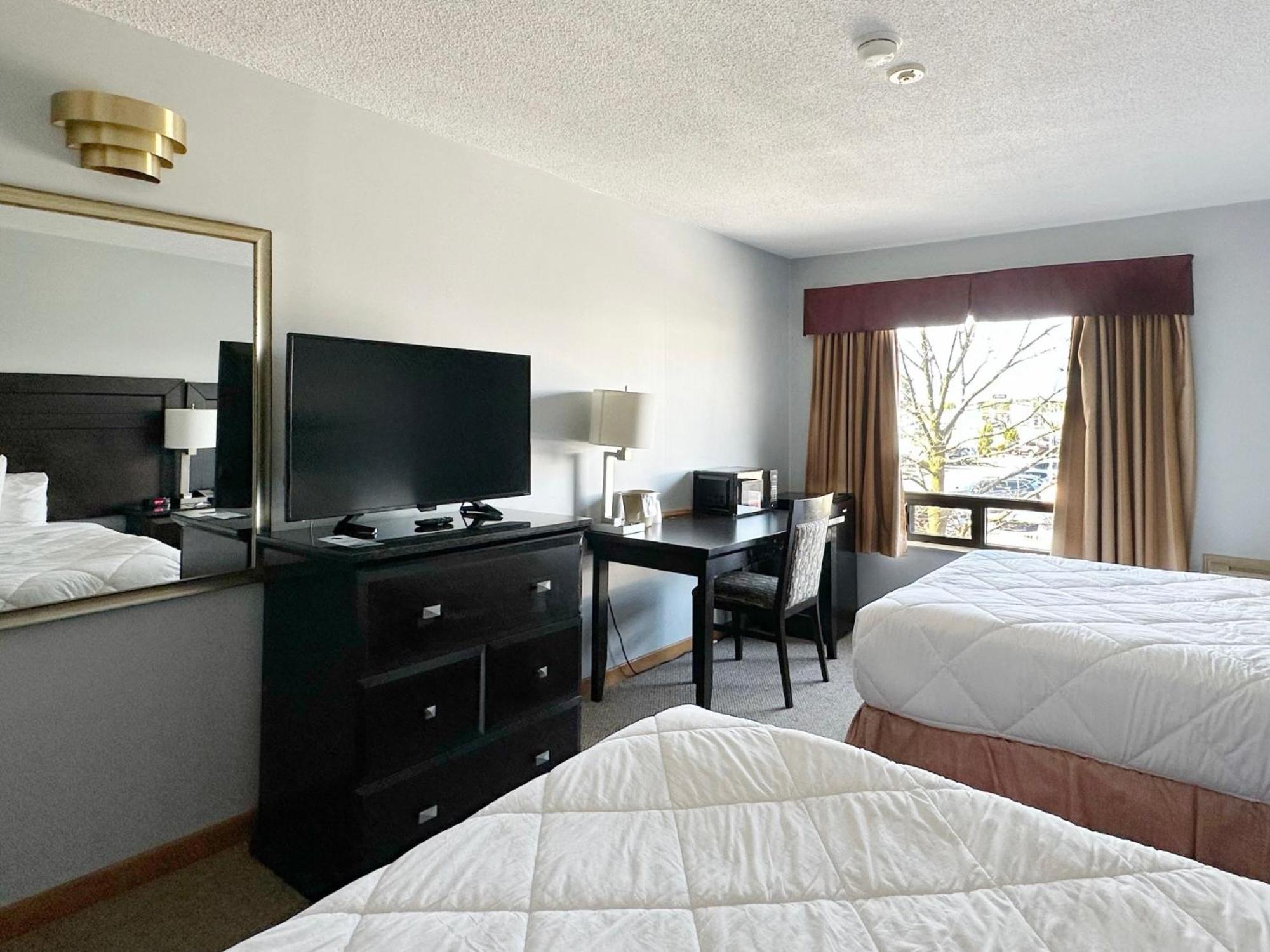 ทราเวลลอดจ์ เวลแลนด์ Hotel ภายนอก รูปภาพ